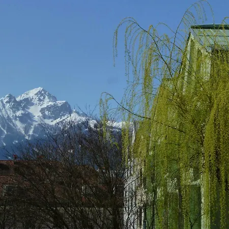 إم هيرزين فون شقة *